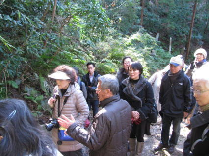 史跡を案内する筆者