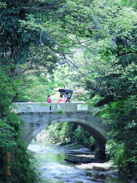 建長寺の灯籠＝朱雀や青龍が彫られている